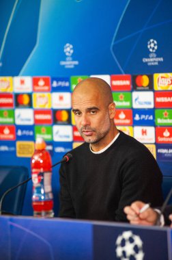 Kharkiv, Ukrayna - 23 Ekim 2018: Teknik direktör Josep Pep Guardiola. Yakın plan portre. UEFA Şampiyonlar Ligi basın toplantısı. Shakhtar, Manchester City 'ye karşı Metalist stadyumda..