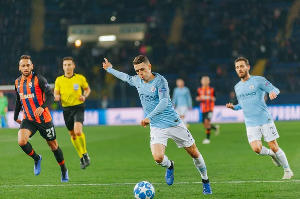 KHARKIV, UKRAINE - 23 Ekim 2018: Phil Foden UEFA Şampiyonlar Ligi maçında OSK Metalist Stadyumu 'nda Shakhtar Donetsk' e karşı top sürüyor, top sürüyor ve topa vuruyor.