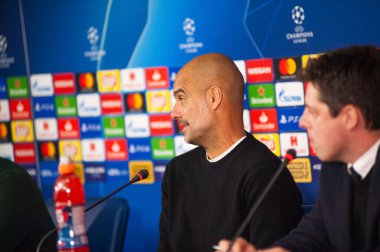 Kharkiv, Ukrayna - 23 Ekim 2018: Teknik direktör Josep Pep Guardiola. Yakın plan portre. UEFA Şampiyonlar Ligi basın toplantısı. Shakhtar, Manchester City 'ye karşı Metalist stadyumda..