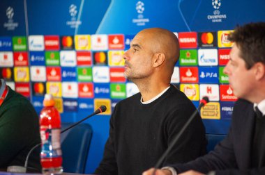 Kharkiv, Ukrayna - 23 Ekim 2018: Teknik direktör Josep Pep Guardiola. Yakın plan portre. UEFA Şampiyonlar Ligi basın toplantısı. Shakhtar, Manchester City 'ye karşı Metalist stadyumda..