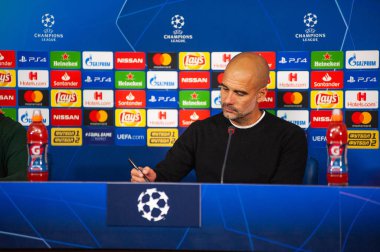 Kharkiv, Ukrayna - 23 Ekim 2018: Teknik direktör Josep Pep Guardiola. Yakın plan portre. UEFA Şampiyonlar Ligi basın toplantısı. Shakhtar, Manchester City 'ye karşı Metalist stadyumda..