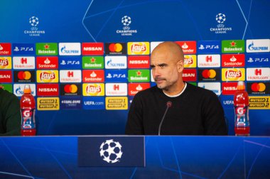 Kharkiv, Ukrayna - 23 Ekim 2018: Teknik direktör Josep Pep Guardiola. Yakın plan portre. UEFA Şampiyonlar Ligi basın toplantısı. Shakhtar, Manchester City 'ye karşı Metalist stadyumda..