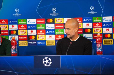 Kharkiv, Ukrayna - 23 Ekim 2018: Teknik direktör Josep Pep Guardiola. Yakın plan portre. UEFA Şampiyonlar Ligi basın toplantısı. Shakhtar, Manchester City 'ye karşı Metalist stadyumda..