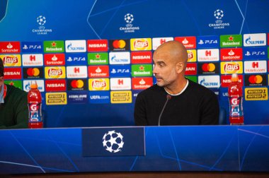 Kharkiv, Ukrayna - 23 Ekim 2018: Teknik direktör Josep Pep Guardiola. Yakın plan portre. UEFA Şampiyonlar Ligi basın toplantısı. Shakhtar, Manchester City 'ye karşı Metalist stadyumda..