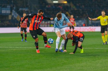 KHARKIV, UKRAINE - 23 Ekim 2018: John Stones ve Ismaily, OSK Metalist Stadyumu 'nda Shakhtar Donetsk' e karşı oynanan UEFA Şampiyonlar Ligi karşılaşmasında.
