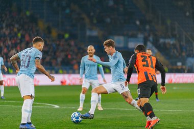 KHARKIV, UKRAINE - 23 Ekim 2018: John Stones, OSK Metalist Stadyumu 'nda Shakhtar Donetsk' e karşı oynanan UEFA Şampiyonlar Ligi maçında sürükleniyor.