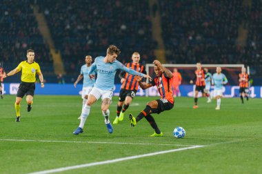 KHARKIV, UKRAINE - 23 Ekim 2018: John Stones ve Fernando UEFA Şampiyonlar Ligi maçında OSK Metalist Stadyumu 'nda Shakhtar Donetsk' e karşı oynadılar..