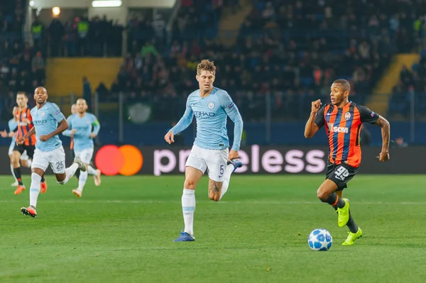 KHARKIV, UKRAINE - 23 Ekim 2018: John Stones ve Fernando UEFA Şampiyonlar Ligi maçında OSK Metalist Stadyumu 'nda Shakhtar Donetsk' e karşı oynadılar..