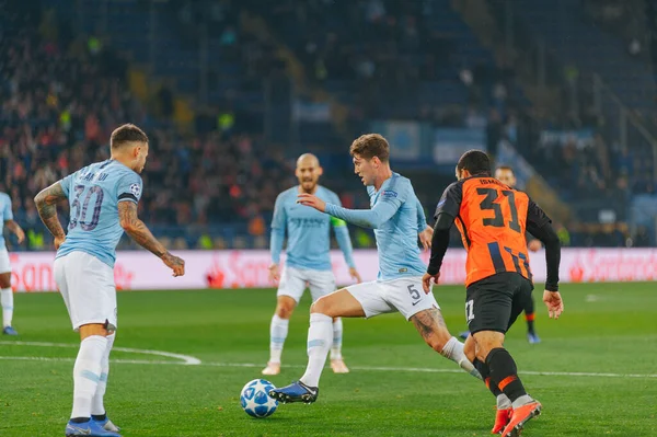 KHARKIV, UKRAINE - 23 Ekim 2018: John Stones, OSK Metalist Stadyumu 'nda Shakhtar Donetsk' e karşı oynanan UEFA Şampiyonlar Ligi maçında sürükleniyor.