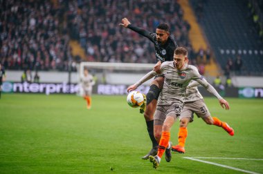 FRANKFURT AM MAIN, GERMANY - 21 Şubat 2019: Sebastien Halller ve Nikolay Matvienko, Shakhtar Donetsk forveti. Futbol stadyumu Commerzbank Arena, UEFA Avrupa Ligi karşılaşması