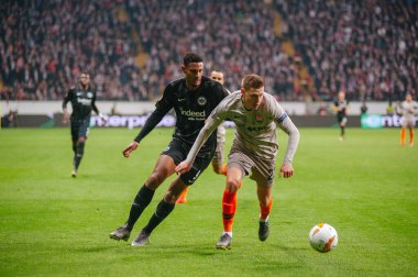 FRANKFURT AM MAIN, GERMANY - 21 Şubat 2019: Sebastien Halller ve Nikolay Matvienko, Shakhtar Donetsk forveti. Futbol stadyumu Commerzbank Arena, UEFA Avrupa Ligi karşılaşması