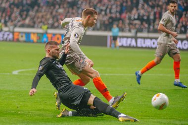 FRANKFURT AM MAIN, GERMANY - 21 Şubat 2019: Ante Rebic ve Nikolay Matvyenko UEFA Avrupa Ligi Eintracht - Shakhtar Donetsk