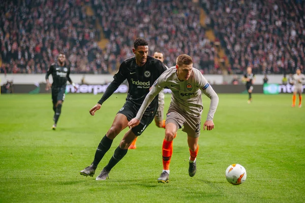 FRANKFURT AM MAIN, GERMANY - 21 Şubat 2019: Sebastien Halller ve Nikolay Matvienko, Shakhtar Donetsk forveti. Futbol stadyumu Commerzbank Arena, UEFA Avrupa Ligi karşılaşması