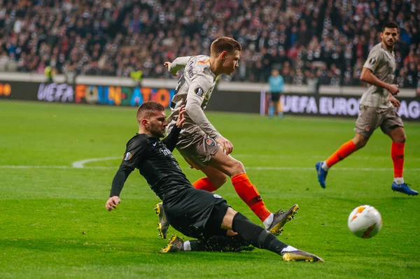 FRANKFURT AM MAIN, GERMANY - 21 Şubat 2019: Ante Rebic ve Nikolay Matvyenko UEFA Avrupa Ligi Eintracht - Shakhtar Donetsk
