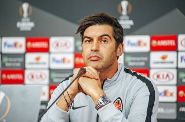 Kyiv, Ukrayna - 14 Şubat 2019: Shakhtar Donetsk Paolo Fonseca 'nın teknik direktörü UEFA Avrupa Ligi karşılaşması öncesinde gazetecilerin sorularını yanıtladı