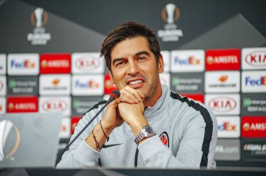 Kyiv, Ukrayna - 14 Şubat 2019: Shakhtar Donetsk Paolo Fonseca 'nın teknik direktörü UEFA Avrupa Ligi karşılaşması öncesinde gazetecilerin sorularını yanıtladı
