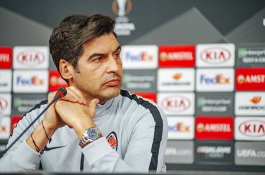 Kyiv, Ukrayna - 14 Şubat 2019: Shakhtar Donetsk Paolo Fonseca 'nın teknik direktörü UEFA Avrupa Ligi karşılaşması öncesinde gazetecilerin sorularını yanıtladı