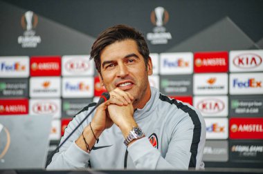 Kyiv, Ukrayna - 14 Şubat 2019: Shakhtar Donetsk Paolo Fonseca 'nın teknik direktörü UEFA Avrupa Ligi karşılaşması öncesinde gazetecilerin sorularını yanıtladı