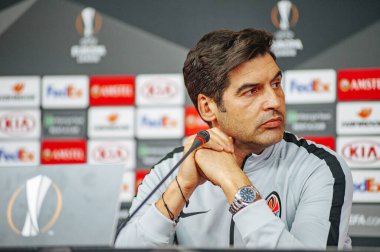 Kyiv, Ukrayna - 14 Şubat 2019: Shakhtar Donetsk Paolo Fonseca 'nın teknik direktörü UEFA Avrupa Ligi karşılaşması öncesinde gazetecilerin sorularını yanıtladı