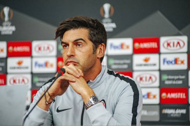 Kyiv, Ukrayna - 14 Şubat 2019: Shakhtar Donetsk Paolo Fonseca 'nın teknik direktörü UEFA Avrupa Ligi karşılaşması öncesinde gazetecilerin sorularını yanıtladı