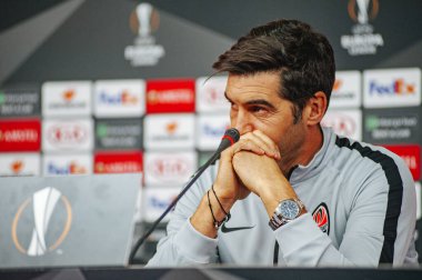 Kyiv, Ukrayna - 14 Şubat 2019: Shakhtar Donetsk Paolo Fonseca 'nın teknik direktörü UEFA Avrupa Ligi karşılaşması öncesinde gazetecilerin sorularını yanıtladı
