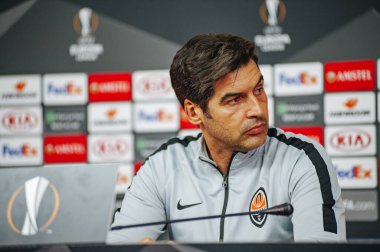 Kyiv, Ukrayna - 14 Şubat 2019: Shakhtar Donetsk Paolo Fonseca 'nın teknik direktörü UEFA Avrupa Ligi karşılaşması öncesinde gazetecilerin sorularını yanıtladı