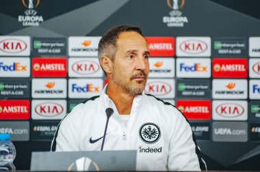 KHARKIV, UKRAINE - 14 Şubat 2019: Adi Huetter Metalist Stadyumu 'nda UEFA Avrupa Ligi Shakhtar Donetsk-Eintracht Frankfurt maçından önce gazetecilere konuştu.