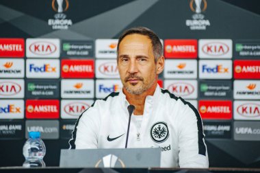 KHARKIV, UKRAINE - 14 Şubat 2019: Adi Huetter Metalist Stadyumu 'nda UEFA Avrupa Ligi Shakhtar Donetsk-Eintracht Frankfurt maçından önce gazetecilere konuştu.