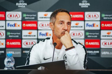 KHARKIV, UKRAINE - 14 Şubat 2019: Adi Huetter Metalist Stadyumu 'nda UEFA Avrupa Ligi Shakhtar Donetsk-Eintracht Frankfurt maçından önce gazetecilere konuştu.