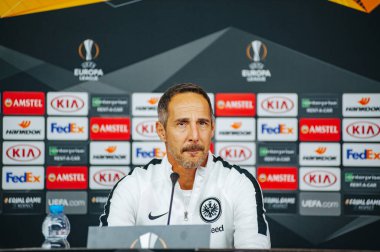 KHARKIV, UKRAINE - 14 Şubat 2019: Adi Huetter Metalist Stadyumu 'nda UEFA Avrupa Ligi Shakhtar Donetsk-Eintracht Frankfurt maçından önce gazetecilere konuştu.