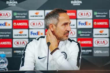 KHARKIV, UKRAINE - 14 Şubat 2019: Adi Huetter Metalist Stadyumu 'nda UEFA Avrupa Ligi Shakhtar Donetsk-Eintracht Frankfurt maçından önce gazetecilere konuştu.