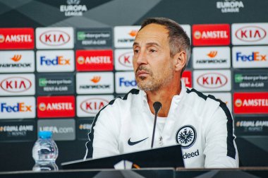 KHARKIV, UKRAINE - 14 Şubat 2019: Adi Huetter Metalist Stadyumu 'nda UEFA Avrupa Ligi Shakhtar Donetsk-Eintracht Frankfurt maçından önce gazetecilere konuştu.