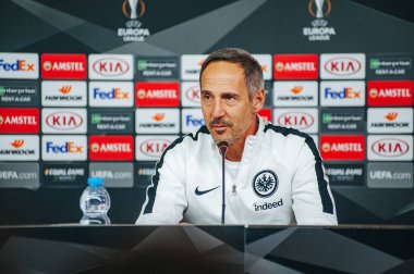 KHARKIV, UKRAINE - 14 Şubat 2019: Adi Huetter Metalist Stadyumu 'nda UEFA Avrupa Ligi Shakhtar Donetsk-Eintracht Frankfurt maçından önce gazetecilere konuştu.