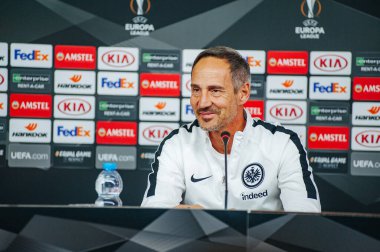 KHARKIV, UKRAINE - 14 Şubat 2019: Adi Huetter Metalist Stadyumu 'nda UEFA Avrupa Ligi Shakhtar Donetsk-Eintracht Frankfurt maçından önce gazetecilere konuştu.