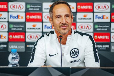 KHARKIV, UKRAINE - 14 Şubat 2019: Adi Huetter Metalist Stadyumu 'nda UEFA Avrupa Ligi Shakhtar Donetsk-Eintracht Frankfurt maçından önce gazetecilere konuştu.