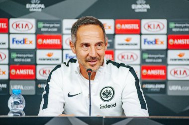 KHARKIV, UKRAINE - 14 Şubat 2019: Adi Huetter Metalist Stadyumu 'nda UEFA Avrupa Ligi Shakhtar Donetsk-Eintracht Frankfurt maçından önce gazetecilere konuştu.