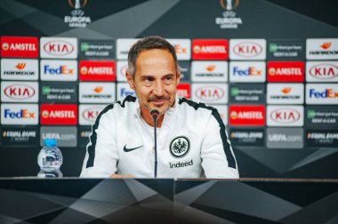 KHARKIV, UKRAINE - 14 Şubat 2019: Adi Huetter Metalist Stadyumu 'nda UEFA Avrupa Ligi Shakhtar Donetsk-Eintracht Frankfurt maçından önce gazetecilere konuştu.