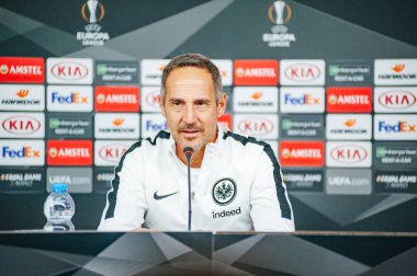 KHARKIV, UKRAINE - 14 Şubat 2019: Adi Huetter Metalist Stadyumu 'nda UEFA Avrupa Ligi Shakhtar Donetsk-Eintracht Frankfurt maçından önce gazetecilere konuştu.