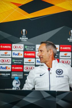 KHARKIV, UKRAINE - 14 Şubat 2019: Adi Huetter Metalist Stadyumu 'nda UEFA Avrupa Ligi Shakhtar Donetsk-Eintracht Frankfurt maçından önce gazetecilere konuştu.