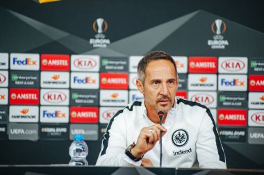 KHARKIV, UKRAINE - 14 Şubat 2019: Adi Huetter Metalist Stadyumu 'nda UEFA Avrupa Ligi Shakhtar Donetsk-Eintracht Frankfurt maçından önce gazetecilere konuştu.