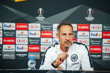 KHARKIV, UKRAINE - 14 Şubat 2019: Adi Huetter Metalist Stadyumu 'nda UEFA Avrupa Ligi Shakhtar Donetsk-Eintracht Frankfurt maçından önce gazetecilere konuştu.