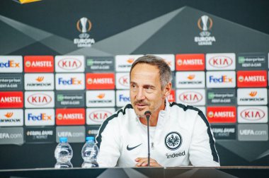 KHARKIV, UKRAINE - 14 Şubat 2019: Adi Huetter Metalist Stadyumu 'nda UEFA Avrupa Ligi Shakhtar Donetsk-Eintracht Frankfurt maçından önce gazetecilere konuştu.