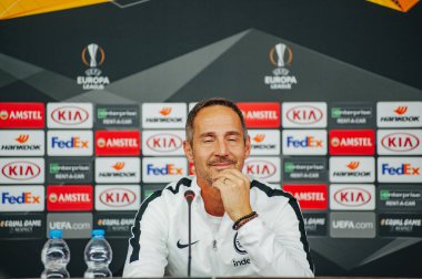 KHARKIV, UKRAINE - 14 Şubat 2019: Adi Huetter Metalist Stadyumu 'nda UEFA Avrupa Ligi Shakhtar Donetsk-Eintracht Frankfurt maçından önce gazetecilere konuştu.