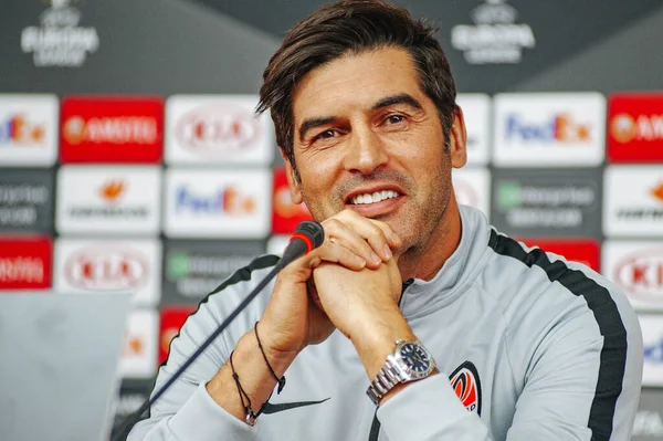 Kyiv, Ukrayna - 14 Şubat 2019: Shakhtar Donetsk Paolo Fonseca 'nın teknik direktörü UEFA Avrupa Ligi karşılaşması öncesinde gazetecilerin sorularını yanıtladı