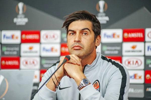Kyiv, Ukrayna - 14 Şubat 2019: Shakhtar Donetsk Paolo Fonseca 'nın teknik direktörü UEFA Avrupa Ligi karşılaşması öncesinde gazetecilerin sorularını yanıtladı