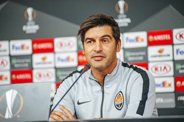 Kyiv, Ukrayna - 14 Şubat 2019: Shakhtar Donetsk Paolo Fonseca 'nın teknik direktörü UEFA Avrupa Ligi karşılaşması öncesinde gazetecilerin sorularını yanıtladı