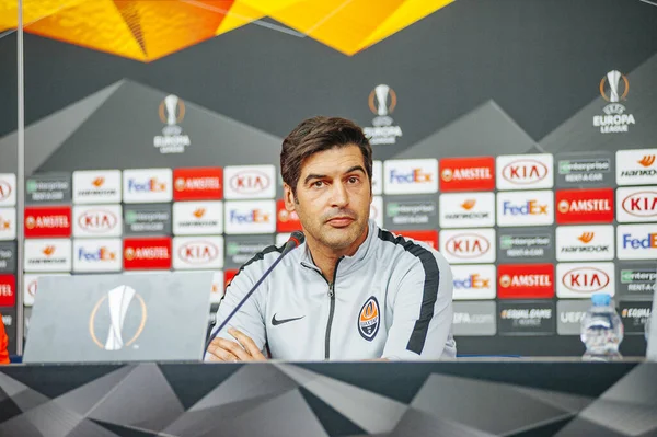 Kyiv, Ukrayna - 14 Şubat 2019: Shakhtar Donetsk Paolo Fonseca 'nın teknik direktörü UEFA Avrupa Ligi karşılaşması öncesinde gazetecilerin sorularını yanıtladı
