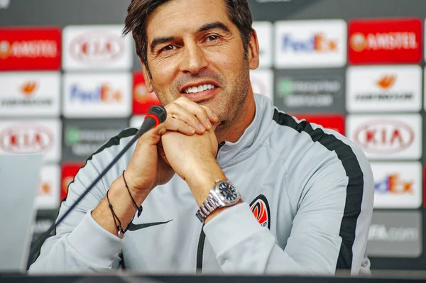 Kyiv, Ukrayna - 14 Şubat 2019: Shakhtar Donetsk Paolo Fonseca 'nın teknik direktörü UEFA Avrupa Ligi karşılaşması öncesinde gazetecilerin sorularını yanıtladı
