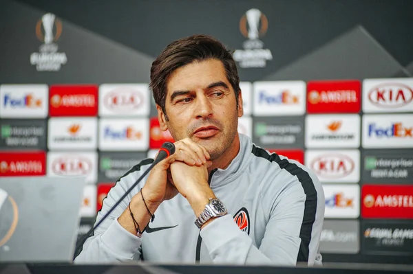 Kyiv, Ukrayna - 14 Şubat 2019: Shakhtar Donetsk Paolo Fonseca 'nın teknik direktörü UEFA Avrupa Ligi karşılaşması öncesinde gazetecilerin sorularını yanıtladı