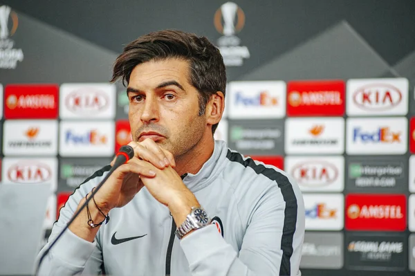 Kyiv, Ukrayna - 14 Şubat 2019: Shakhtar Donetsk Paolo Fonseca 'nın teknik direktörü UEFA Avrupa Ligi karşılaşması öncesinde gazetecilerin sorularını yanıtladı